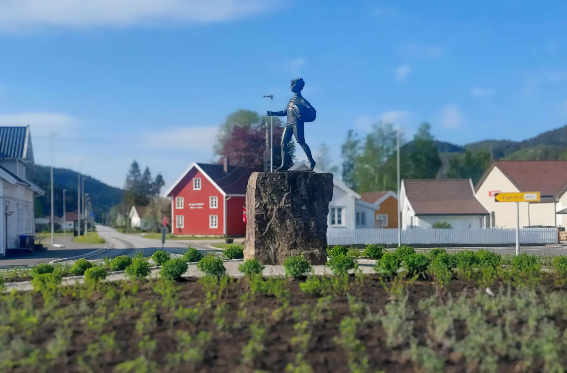 Barnevandreren i rundkjøringa og det gamle posthuset på Konsmo